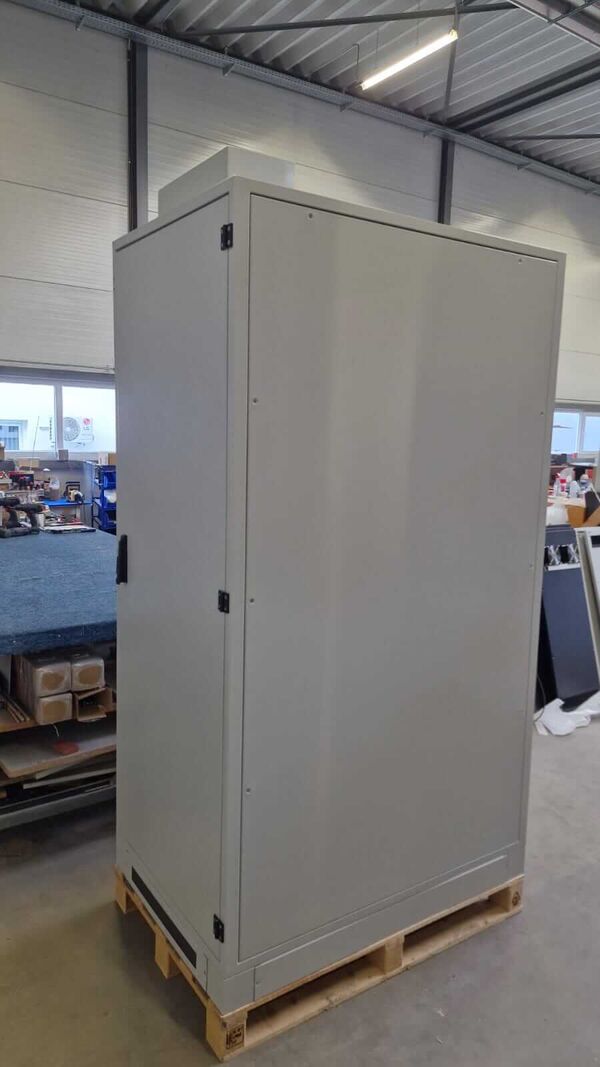 Fully assembled 19″ IP54 server cabinet by Lehmann IT, dust and splash protected for industrial use