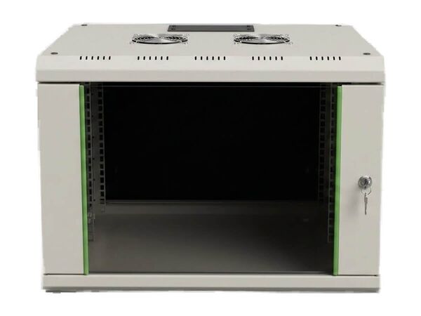 Schallgedämmter 19-Zoll-Wandserverschrank von Lehmann IT mit Glastür, nach der Montage aus der Frontansicht.