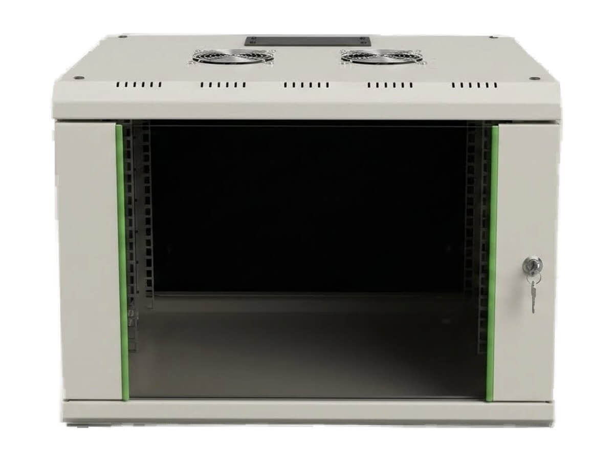 Schallgedämmter 19-Zoll-Wandserverschrank von Lehmann IT mit Glastür, nach der Montage aus der Frontansicht.